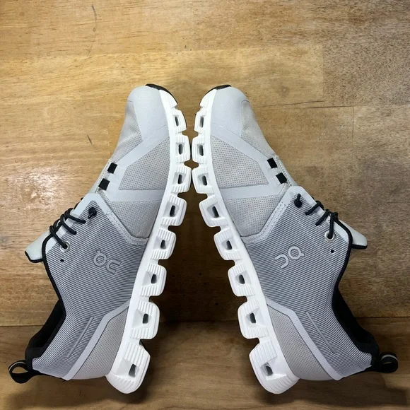 NEW On Cloud 5 WATERPROOF REFLECTIVE Womens Size 9 Running Shoes Sneakers Gray - Picture 9 of 14